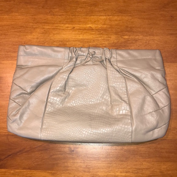 Handbags - VINTAGE Leather Clutch Champagne Beige Hinge Closure EUC Soft Croc Embossed ❤️